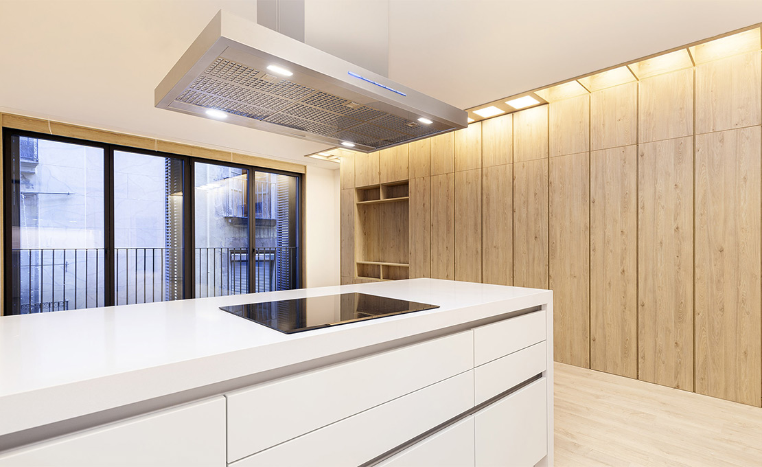 American kitchen with laminated parquet floor and white lacquered furniture.