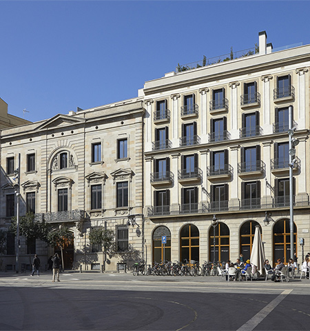 Located in the Plaça de la Mercè, it enjoys a unique setting