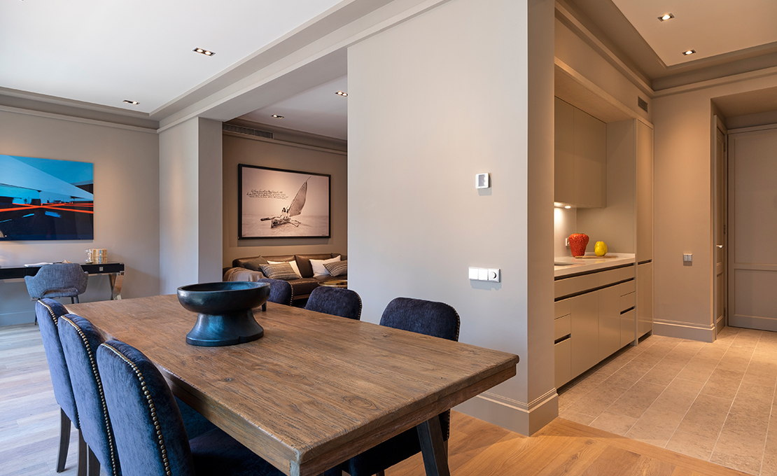 Distribució dels pisos porta 3 amb la cuina oberta al menjador-sala d'estar.