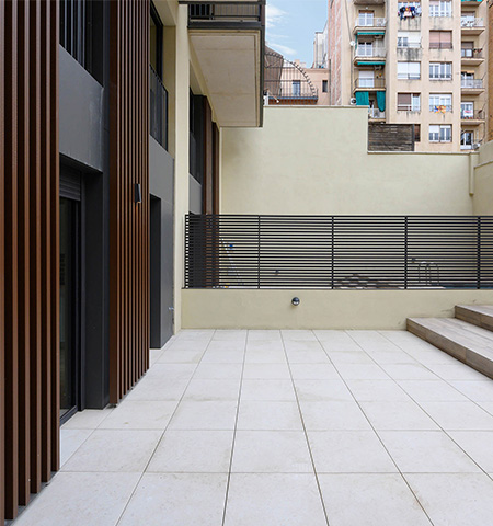Large terrace with swimming pool in the ground floor duplex apartments.