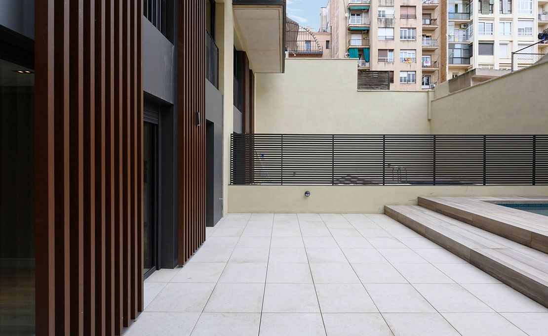 Large terrace with swimming pool in the ground floor duplex apartments.
