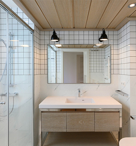 Baño con ducha con un moderno diseño.