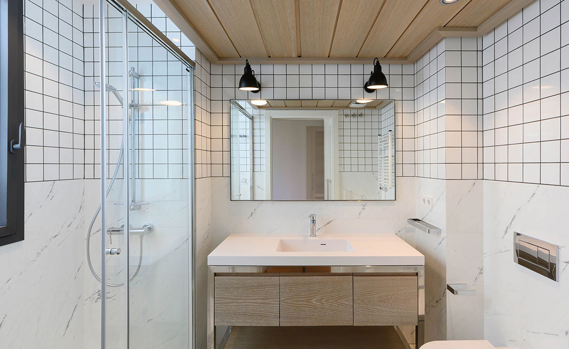 Baño con ducha con un moderno diseño.
