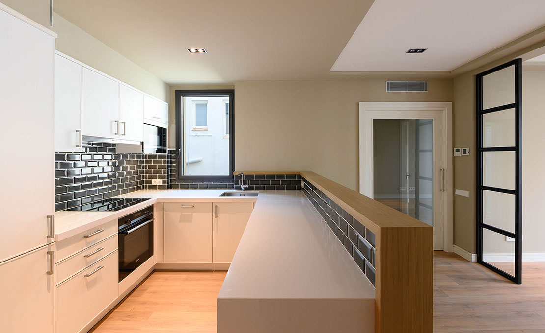 Fully equipped open-plan kitchen. Image corresponding to the 5th floor 1st door flat.
