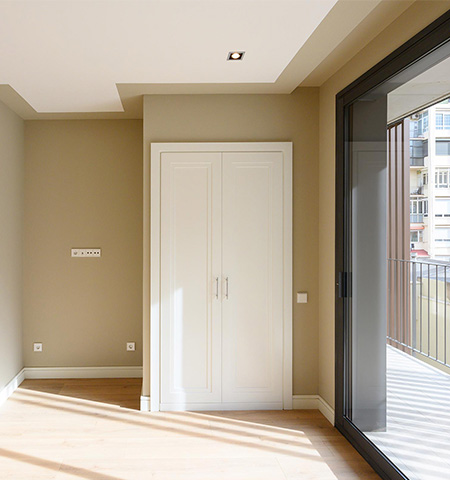 Amplio y luminoso dormitorio con acceso a la terraza con orientación interior.