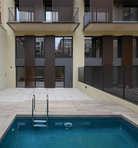 The ground floor duplex apartments have a large terrace with private swimming pool.