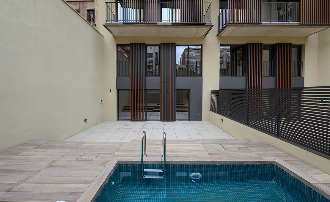 The ground floor duplex apartments have a large terrace with private swimming pool.
