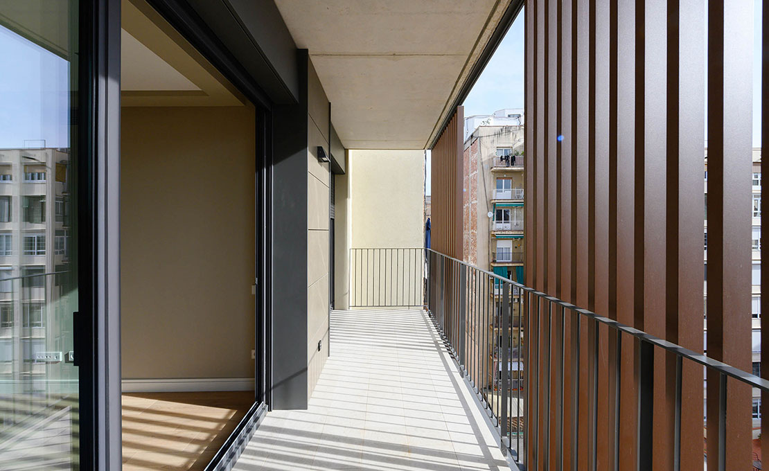Las terrazas de las viviendas con orientación interior de manzana aportan mucha luz natural a la vivienda.